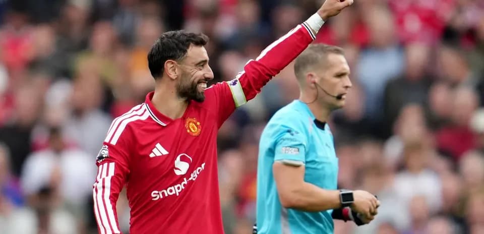 Bruno Fernandes celebrando con árbitro durante partido