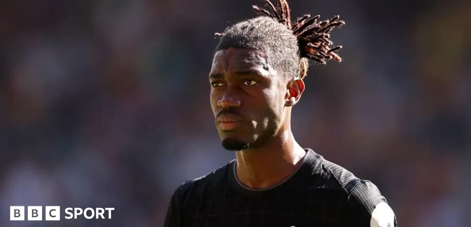 Jugador de Tottenham con camiseta negra en el campo