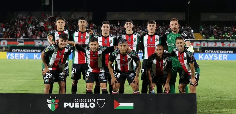 Jugadores de Palestino posando antes del partido