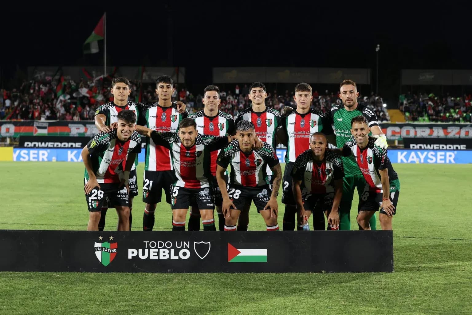 Jugadores de Palestino posando antes del partido