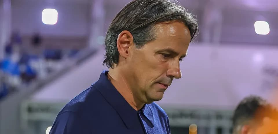 Entrenador caminando por la línea de banda
