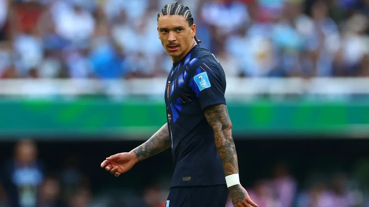 Jugador de fútbol caminando en el campo durante partido