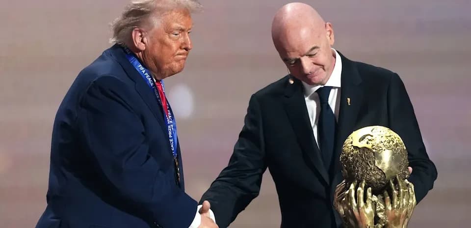 Donald Trump y Gianni Infantino estrechando manos con trofeo