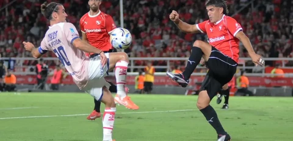 Jugadores compitiendo por el balón en el partido