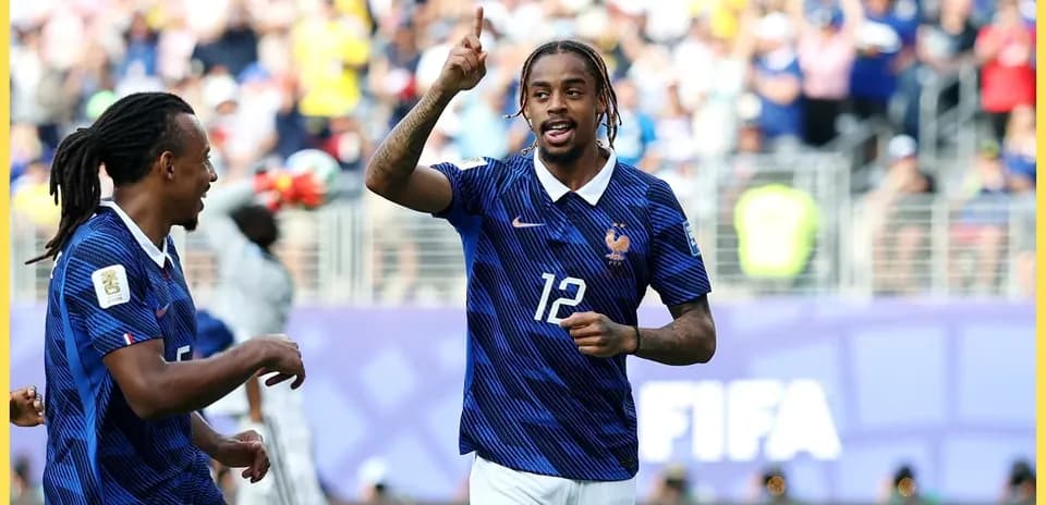 Jugador de Francia celebrando un gol con compañero