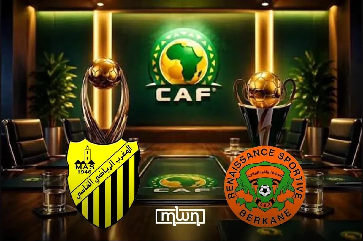 Trofeos de CAF con escudos de MAS y RSB