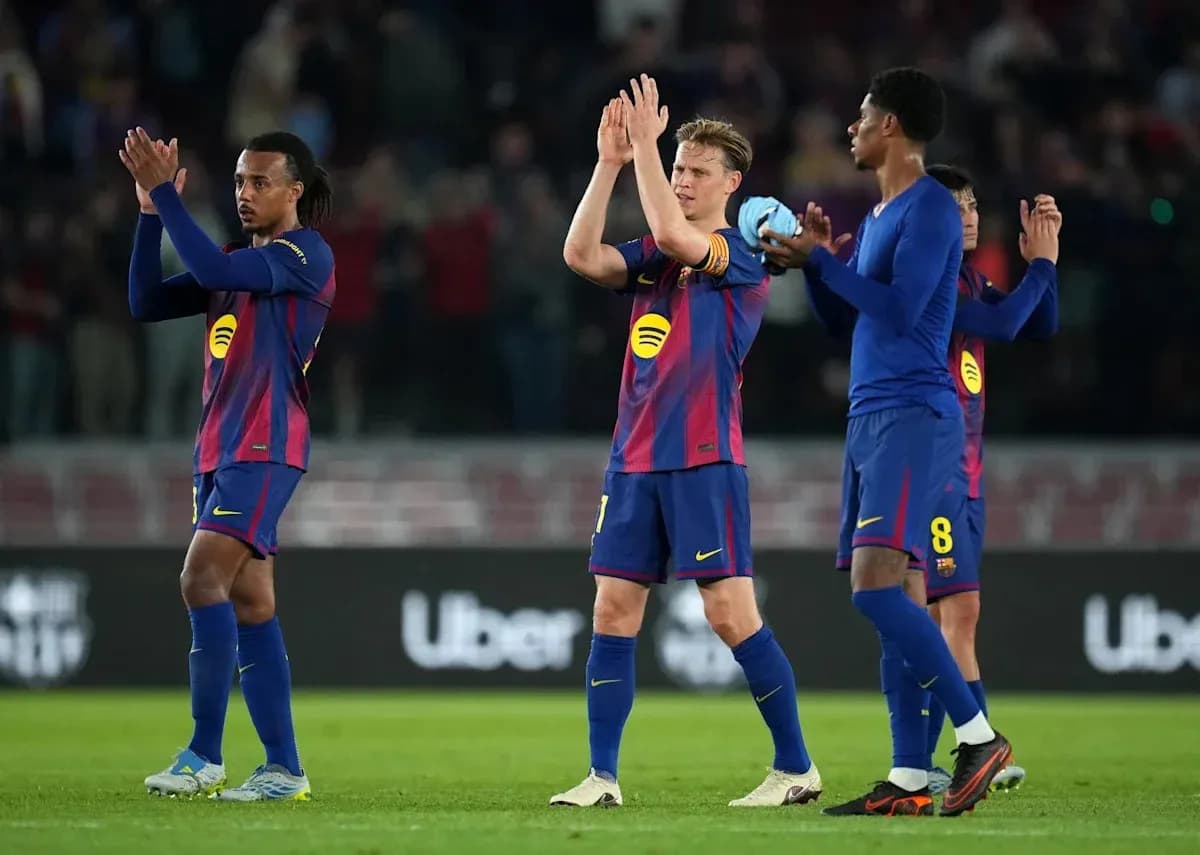 Jugadores de Barcelona aplaudiendo al público
