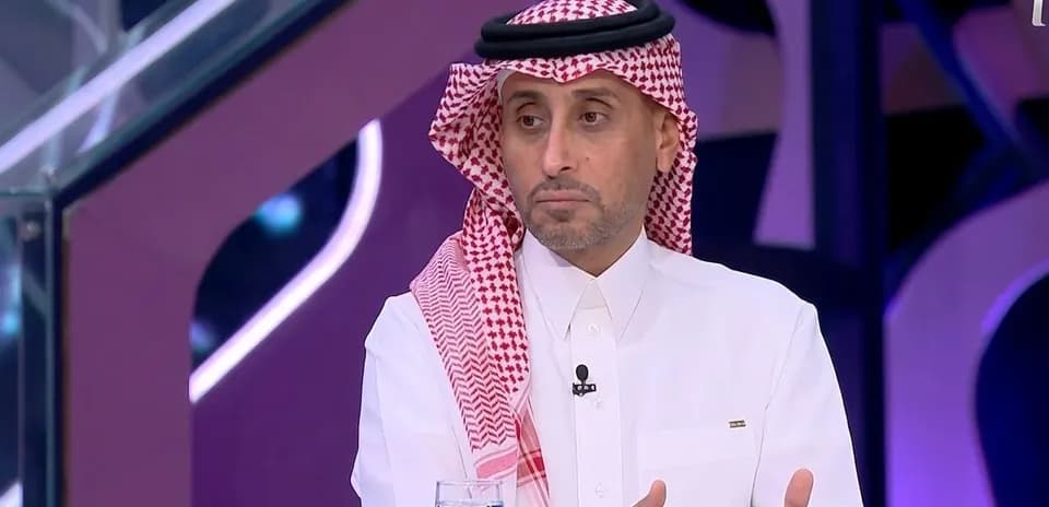 Hombre con thobe y ghutrah en un programa de televisión