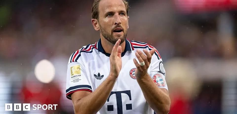 Jugador aplaudiendo con camiseta de Bayern Múnich