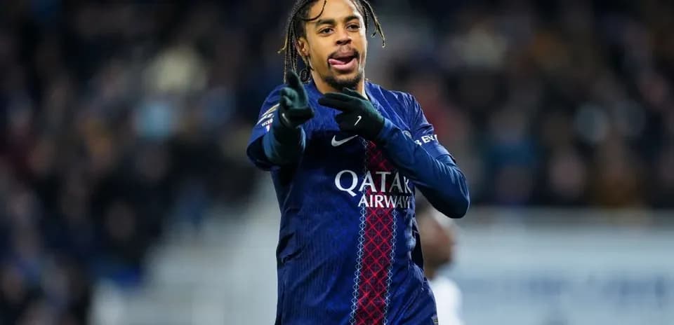 Jugador de PSG señalando durante un partido