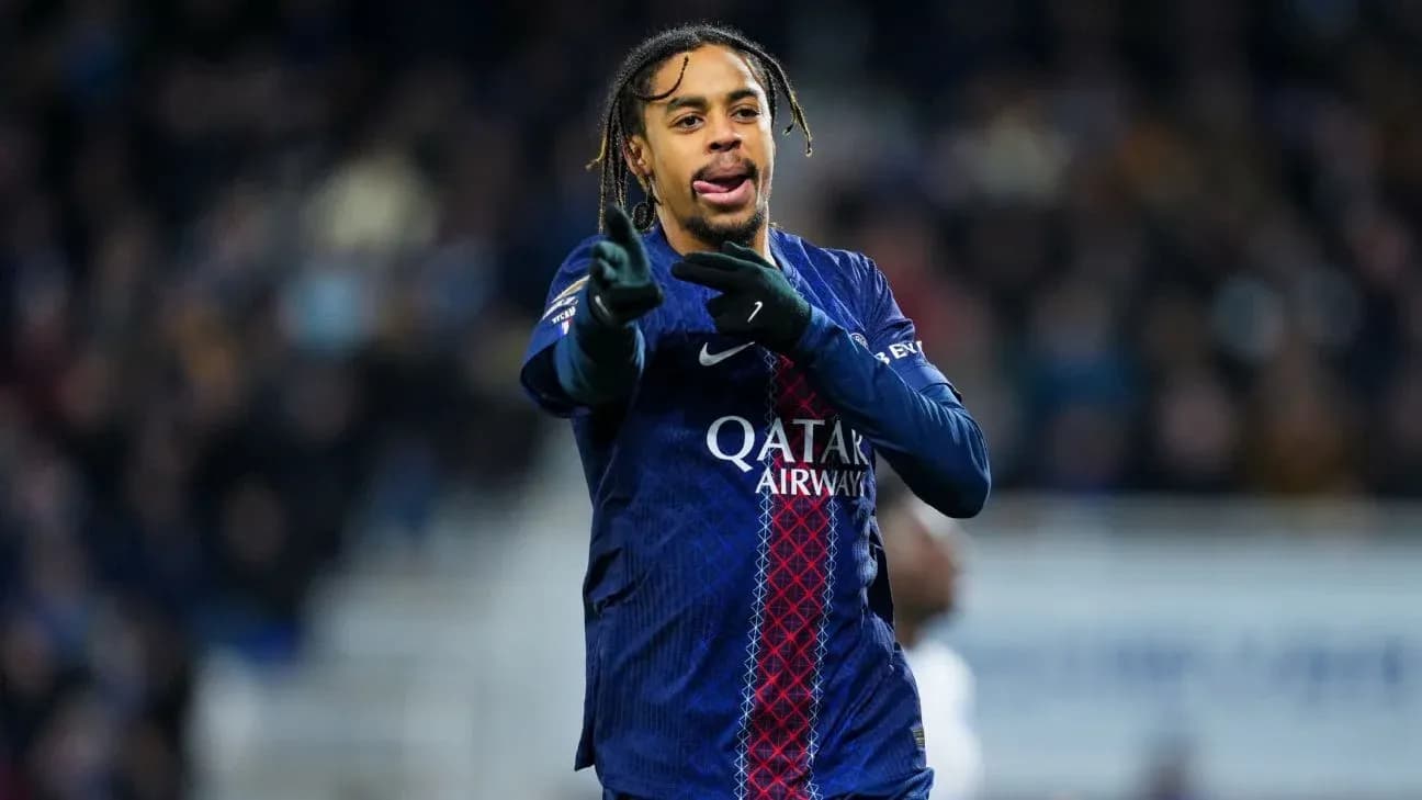 Jugador de PSG señalando durante un partido