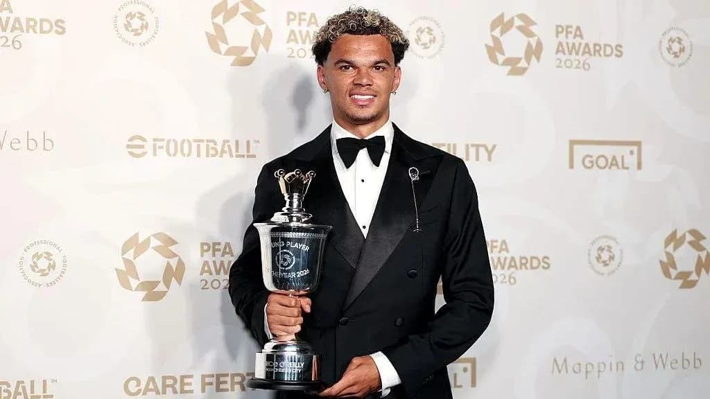 Jugador sosteniendo premio en ceremonia de entrega