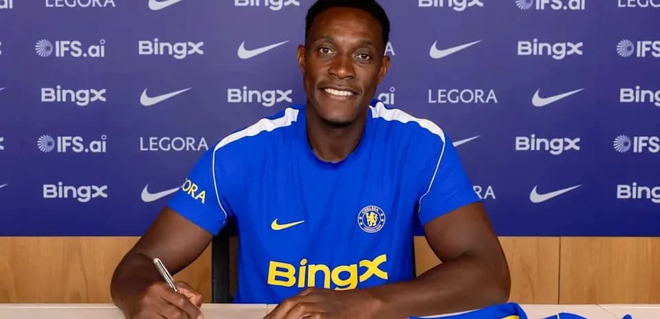 Jugador firmando contrato en conferencia de prensa