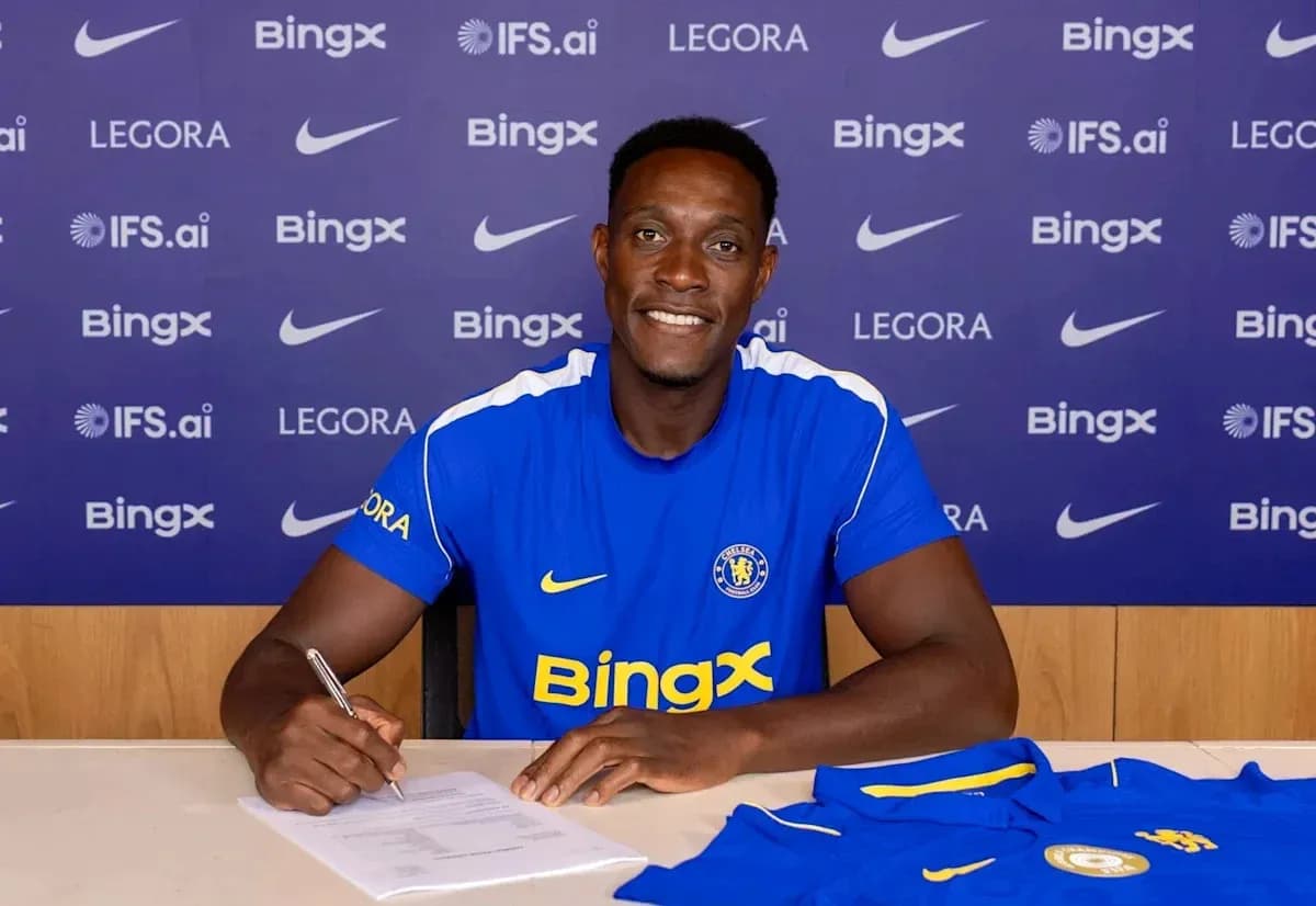 Jugador firmando contrato en conferencia de prensa