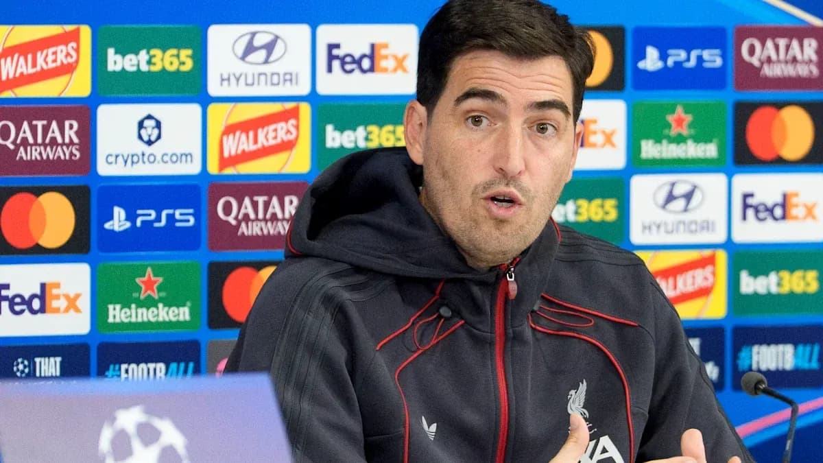 Entrenador hablando en conferencia de prensa