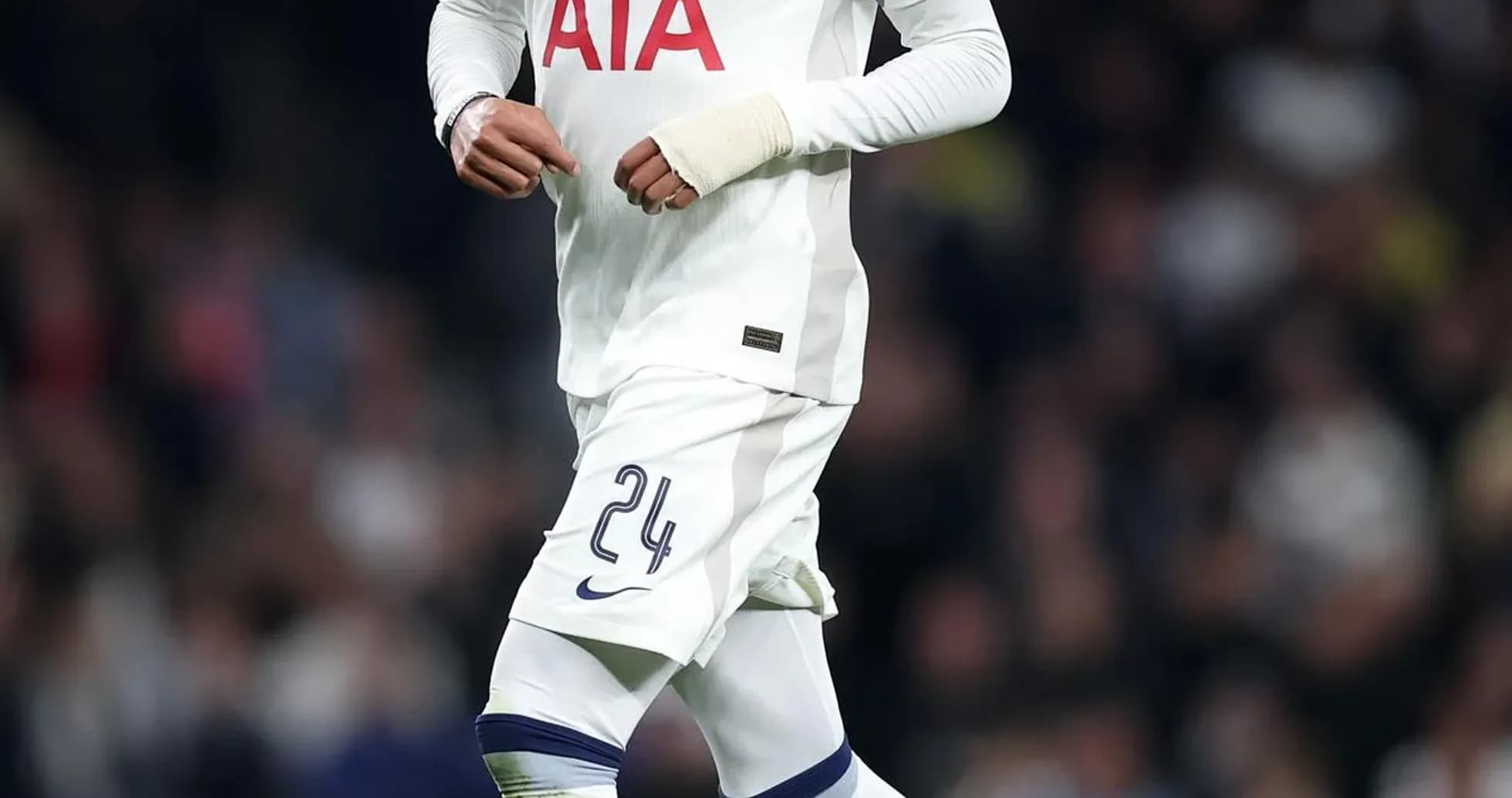 Jugador de Tottenham corriendo con balón en campo
