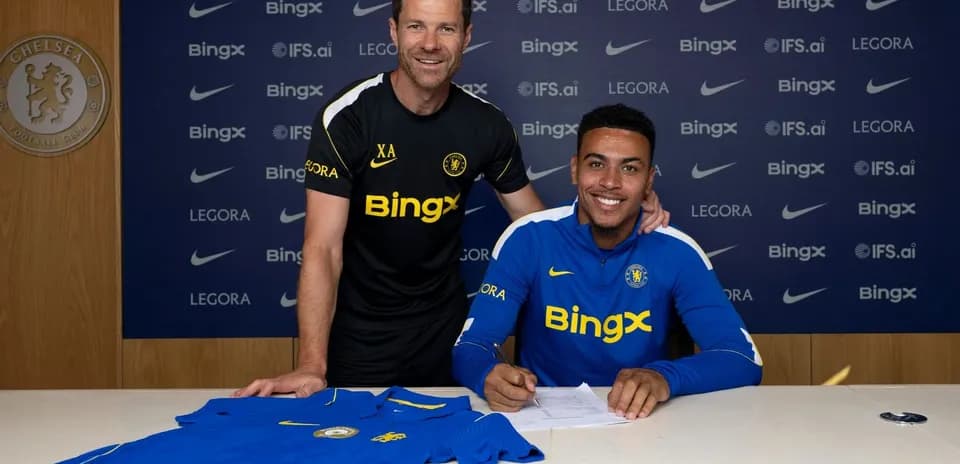 Jugador firmando contrato con entrenador en mesa