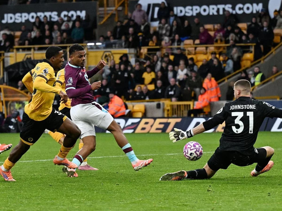 Jugador de Burnley intentando marcar contra Wolves
