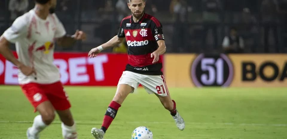 Jugador de Flamengo driblando en partido