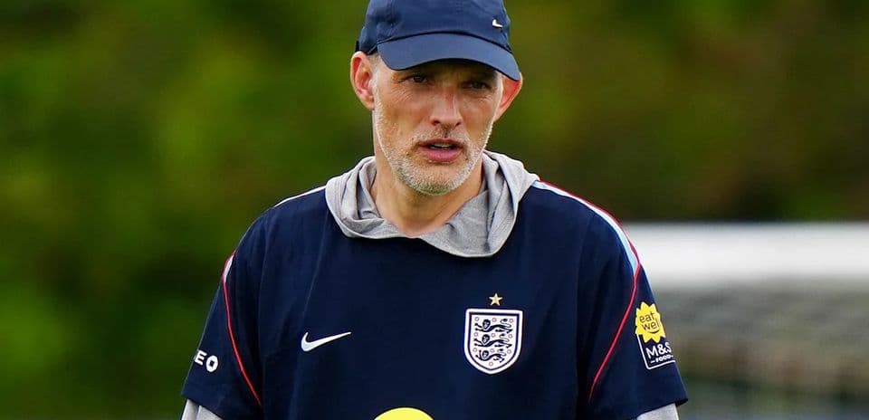Entrenador en sesión de entrenamiento de la selección inglesa