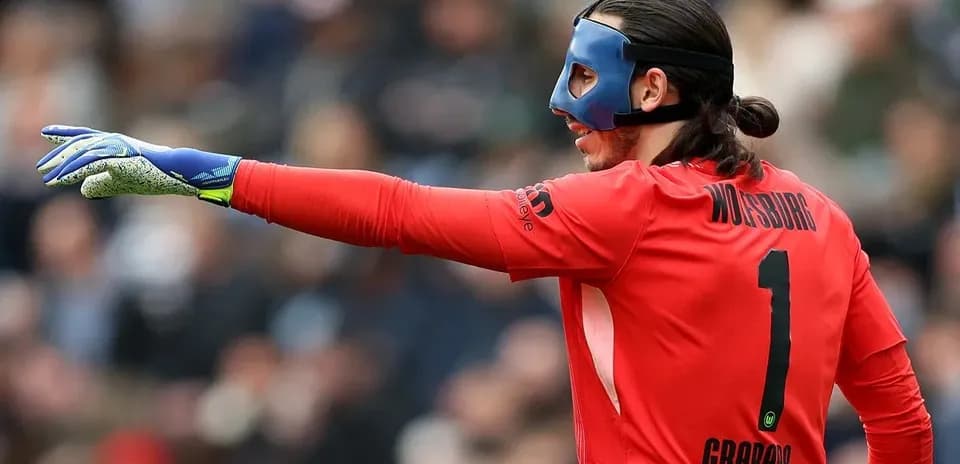 Portero señalando durante el partido con máscara