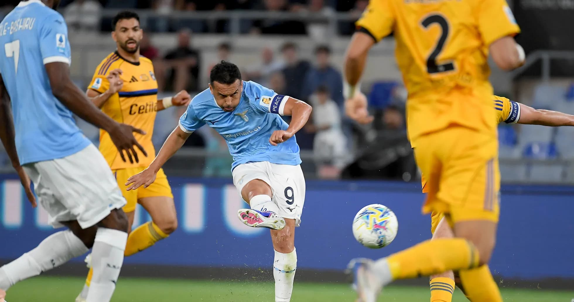 Jugador de Lazio disparando a portería