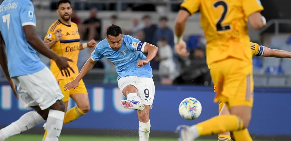 Jugador de Lazio disparando a portería
