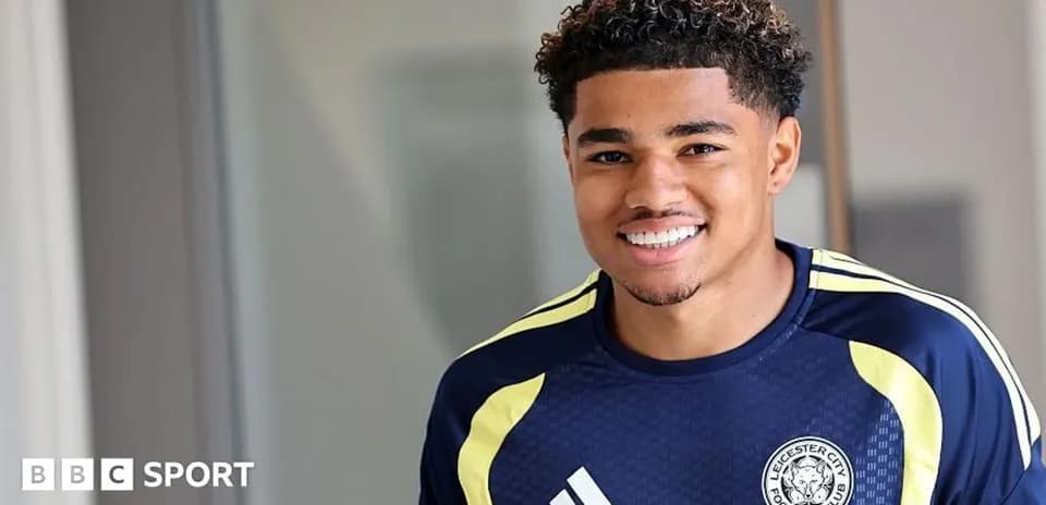 Jugador de Leicester City sonriendo en camiseta de entrenamiento