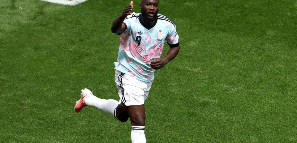 Jugador corriendo tras anotar un gol en partido