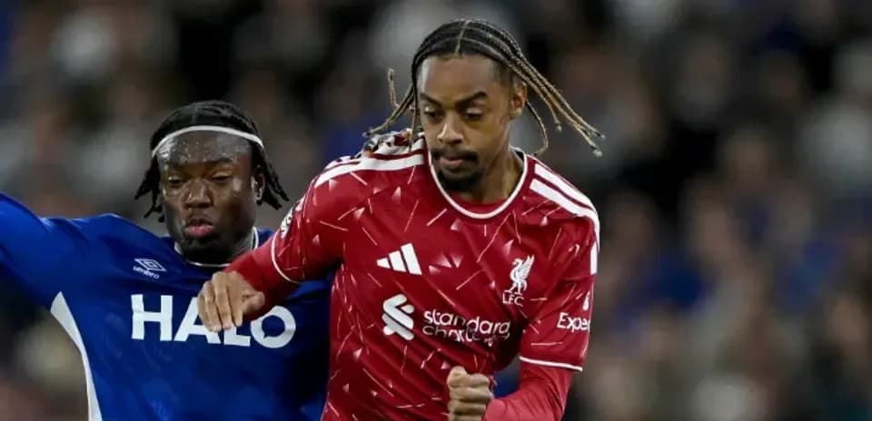Jugador de Liverpool corriendo con balón ante rival