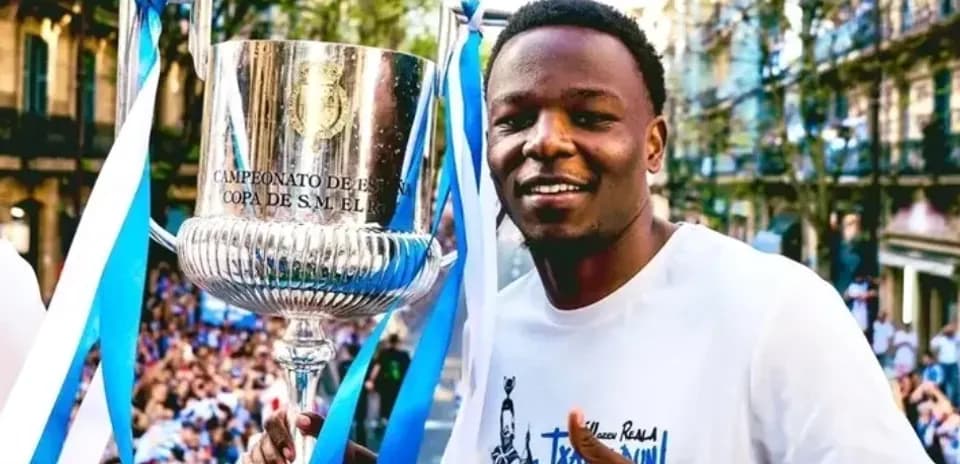 Jugador sosteniendo la copa en celebración