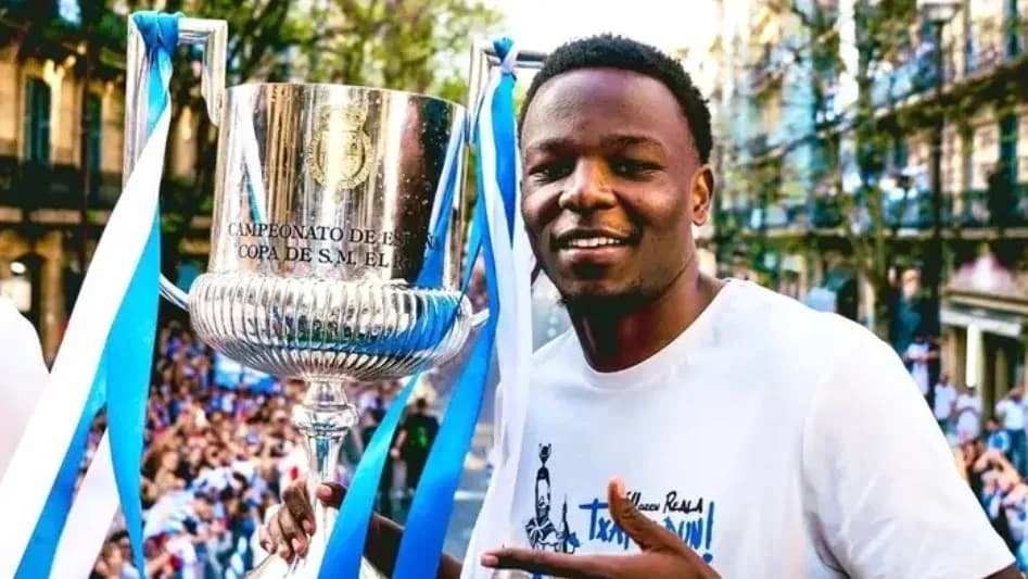 Jugador sosteniendo la copa en celebración