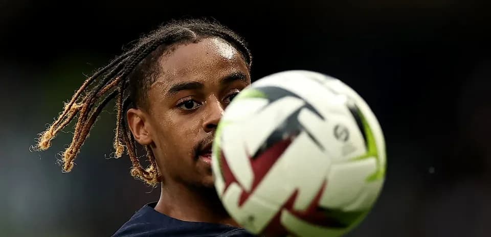 Jugador controlando un balón de fútbol durante entrenamiento