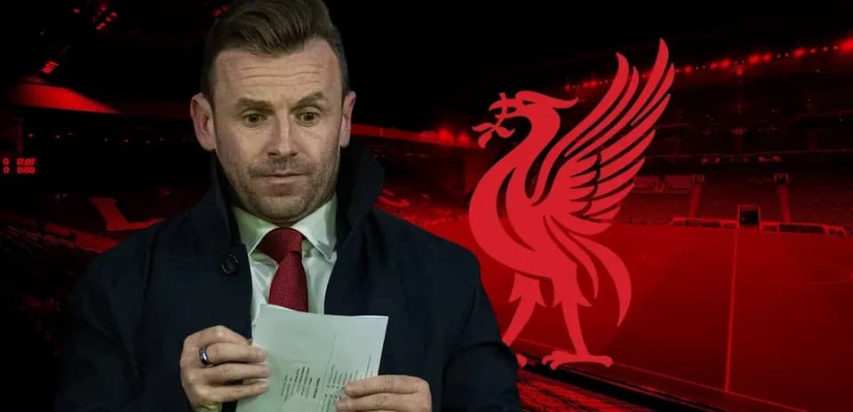 Analista sosteniendo papeles en estadio de Liverpool