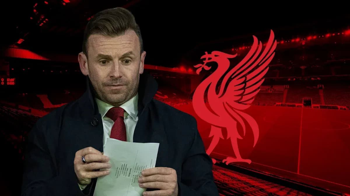 Analista sosteniendo papeles en estadio de Liverpool