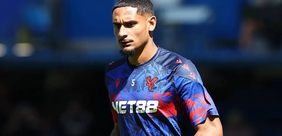 Jugador de Crystal Palace en camiseta de entrenamiento