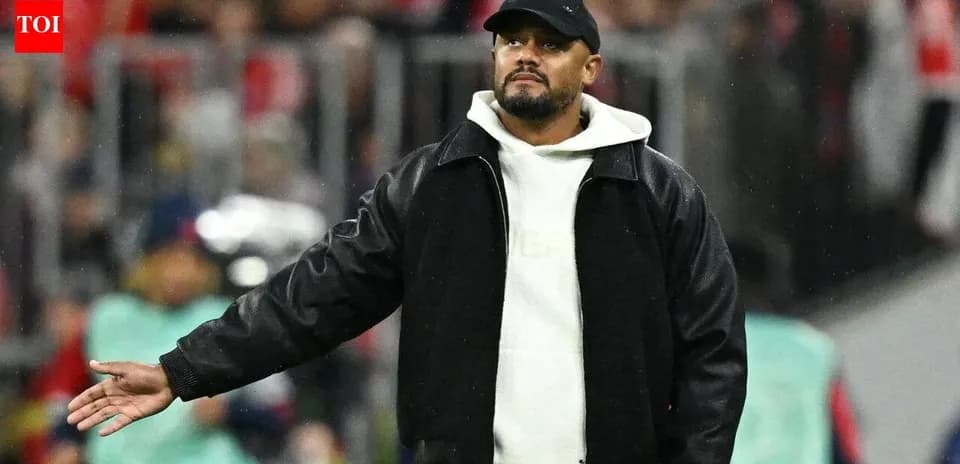 Entrenador gesticulando durante un partido de fútbol