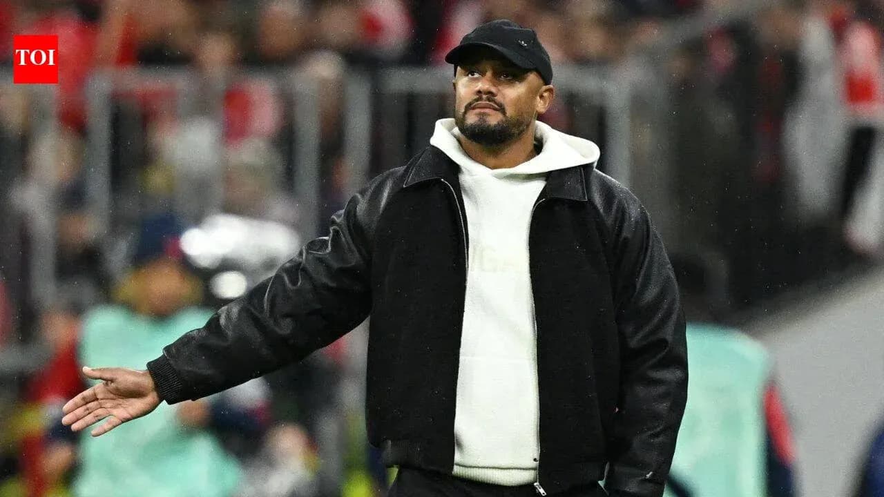 Entrenador gesticulando durante un partido de fútbol