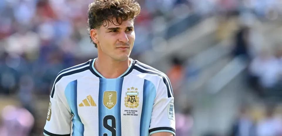 Jugador argentino con camiseta de la selección durante partido