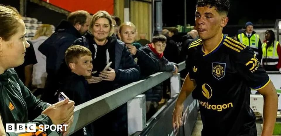 Jugador saliendo del campo mientras los aficionados observan