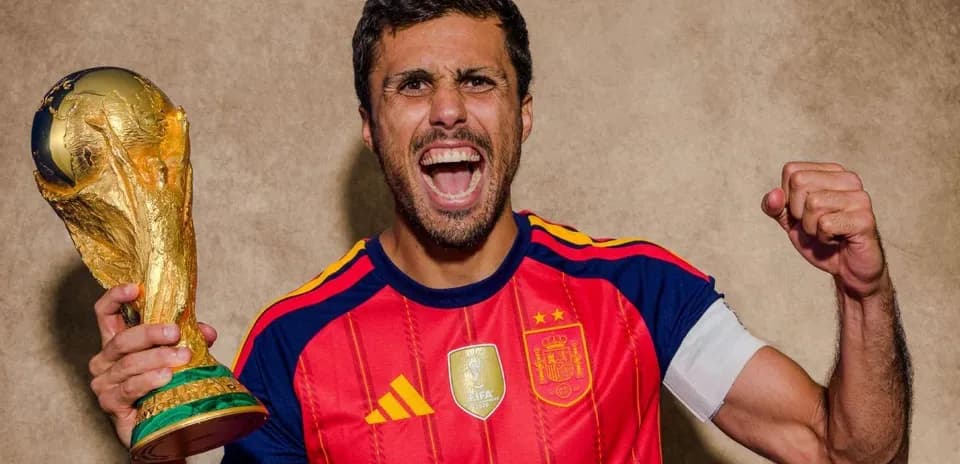 Jugador celebrando con la Copa del Mundo en mano