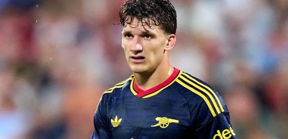 Jugador de Arsenal en acción durante el partido