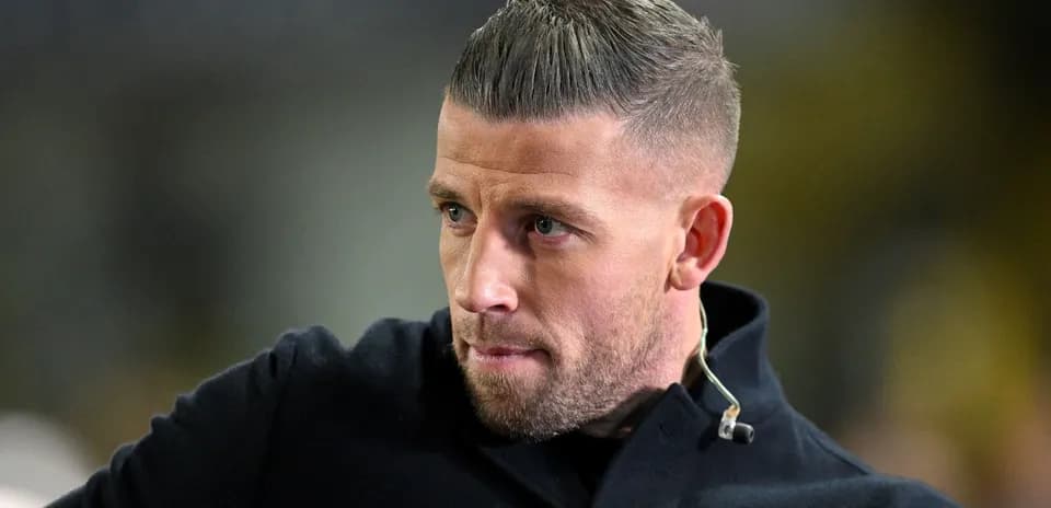 Jugador observando el partido desde la banca