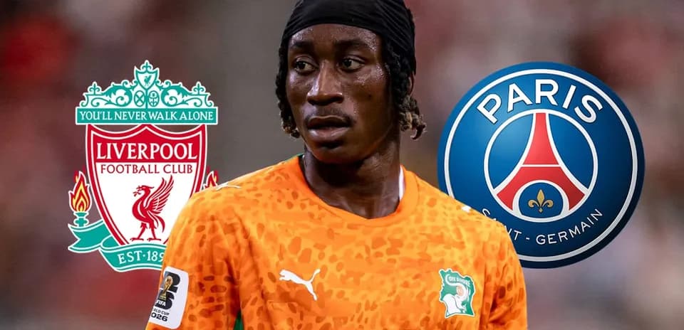 Jugador con camiseta de Costa de Marfil entre logos de Liverpool y PSG