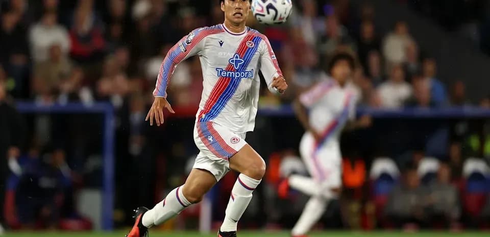 Jugador corriendo tras el balón durante el partido