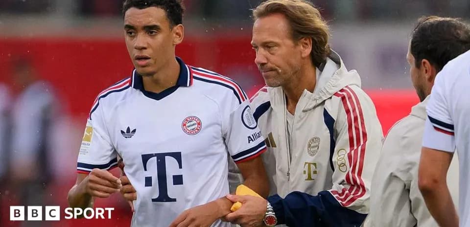 Jugador de Bayern Múnich con entrenador en el banquillo