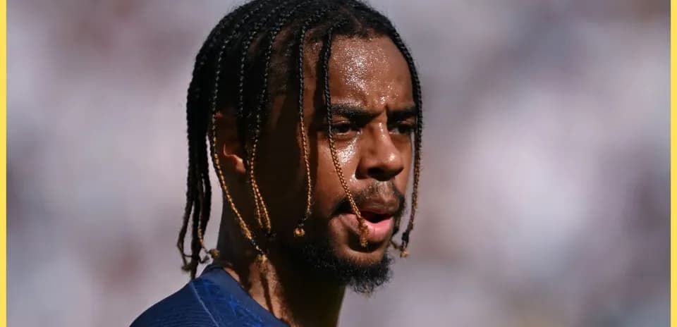 Jugador con trenzas en el campo de fútbol