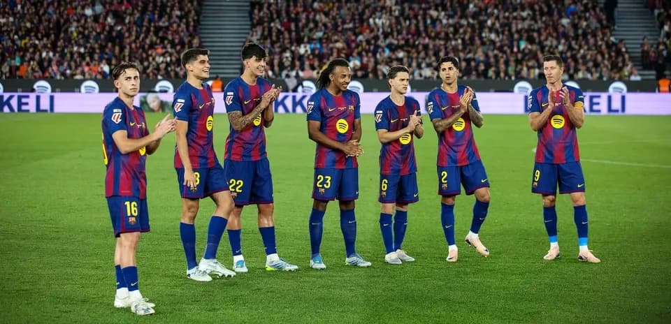Jugadores del FC Barcelona aplaudiendo en el campo