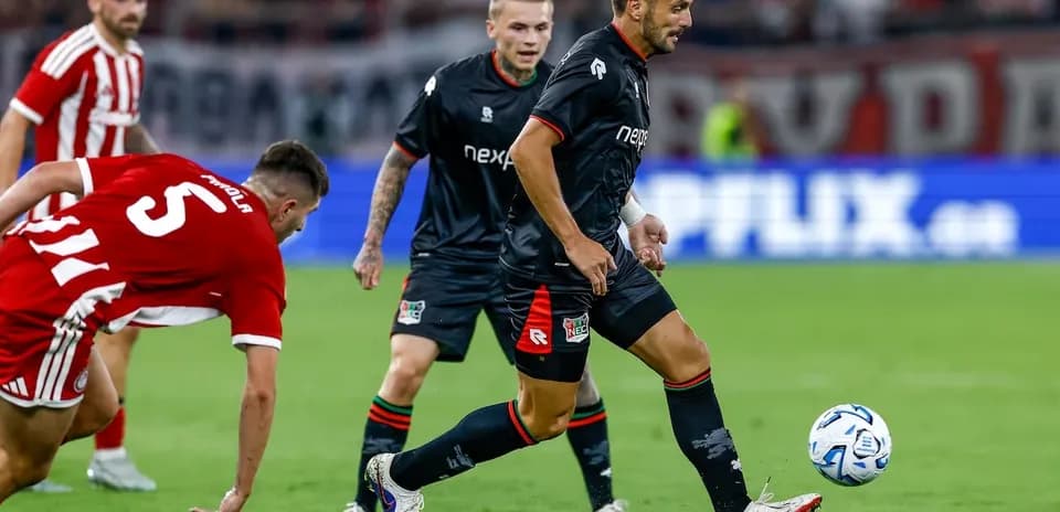 Jugadores de NEC Nijmegen en acción durante el partido