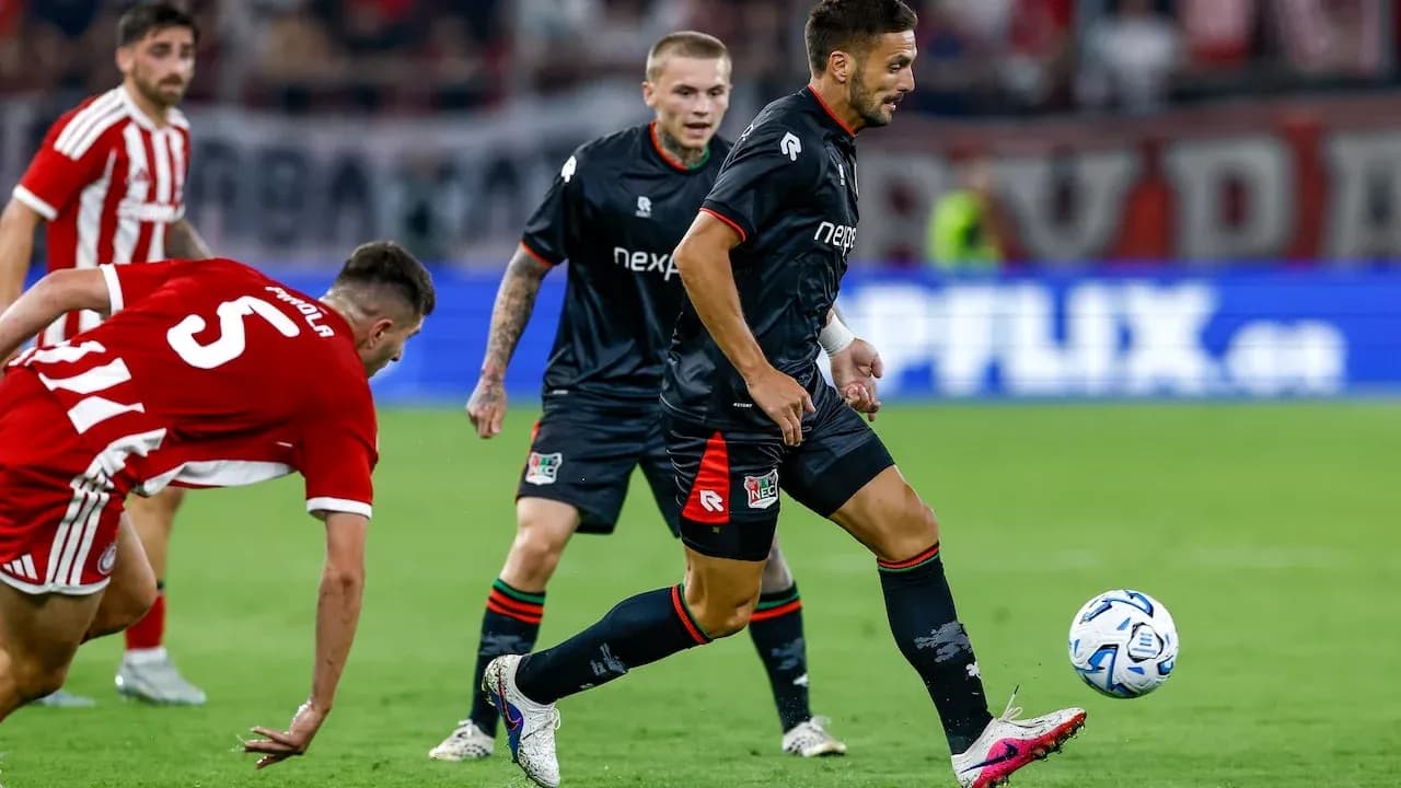 Jugadores de NEC Nijmegen en acción durante el partido